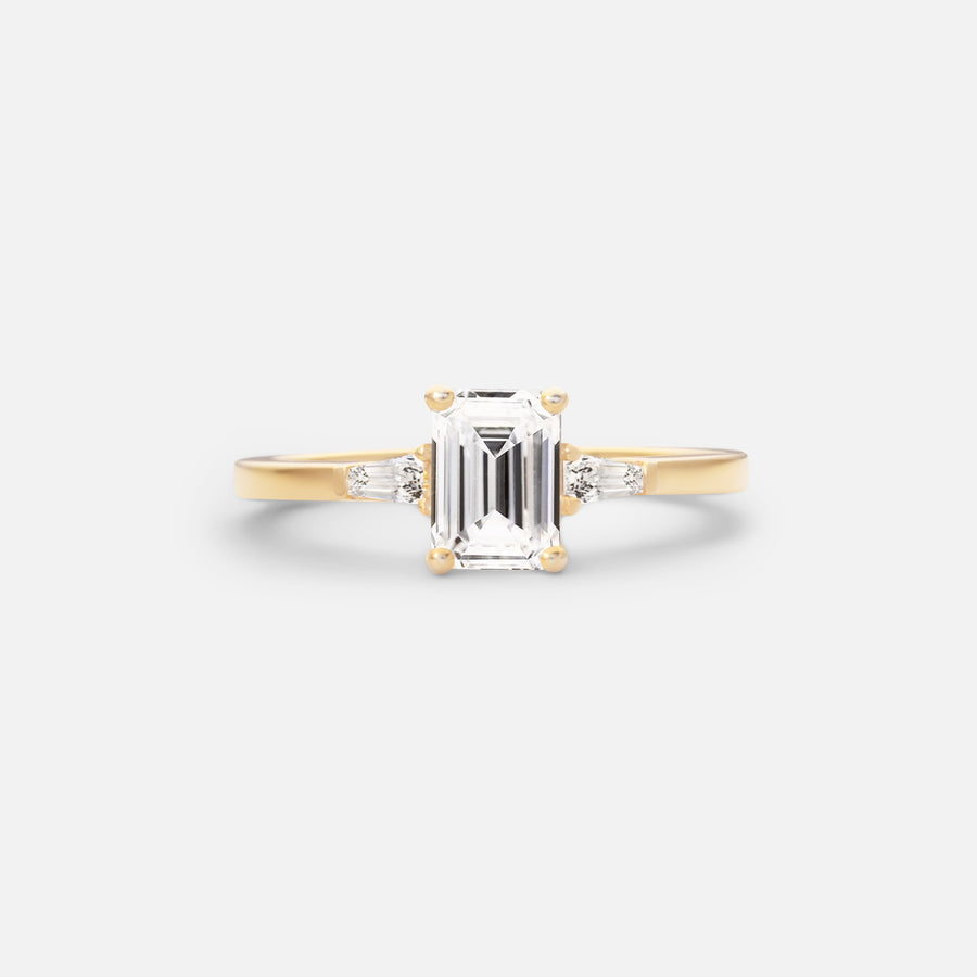 0,7ct Emerald Side Stone Diamond Ring