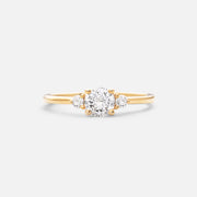 0,4ct Round Side Stone Diamond Ring