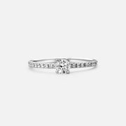0,3 Karat runder Diamantring mit Seitensteinen