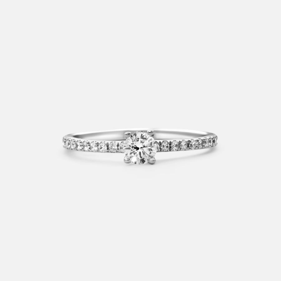 0,3 Karat runder Diamantring mit Seitensteinen