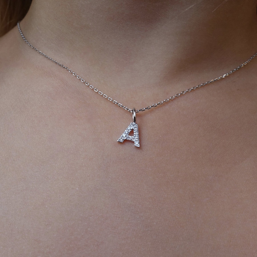 Bokstavshalsband med diamanter