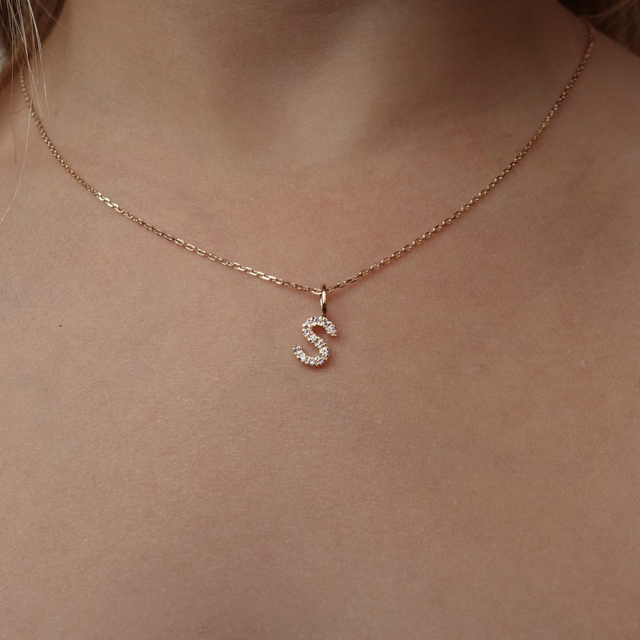 Bokstavshalsband med diamanter